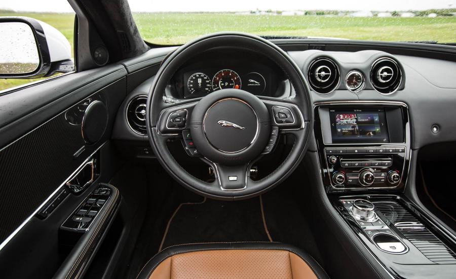 Панель приборов Jaguar XJR 2016 года  (US) (фото 3 из 13)